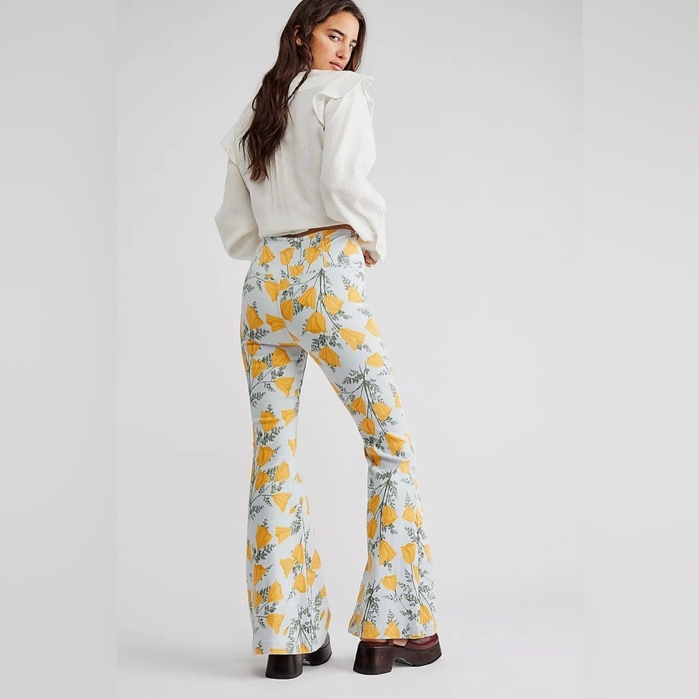 Free People Venice Beach Printed Flare Jeans in Sky Combo Cali Poppies. Size 31 - Picture 2 of 13